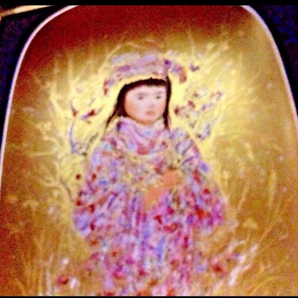 New Edna Hibel Plate TAKARA Arte Ovale 24k G 77 - Picture 6 of 16